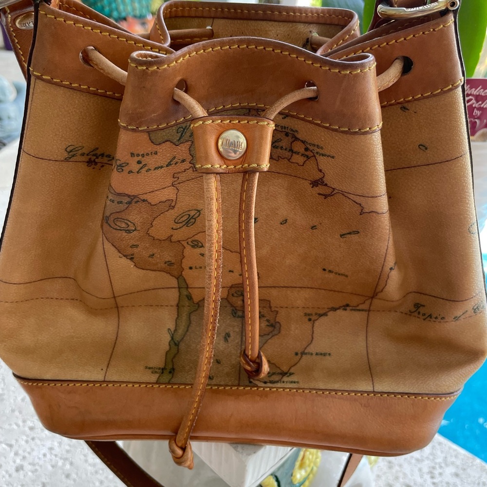 Alviero Martini Classe world map bucketbag
